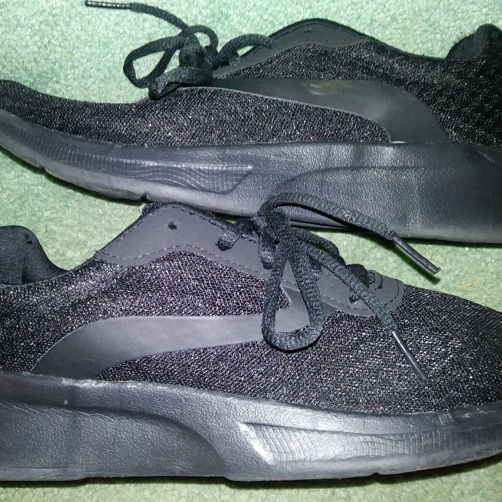 Black tennis shoes